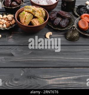 Turk Delight baklava bonbons fruits secs noix bureau en bois Banque D'Images