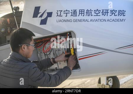 (171101) -- SHENYANG, 1 novembre 2017 -- un membre du personnel au sol vérifie la batterie du RX1E-A, un avion biplace conçu par l'Université aérospatiale de Shenyang, à l'aéroport Caihu de Shenyang, capitale de la province du Liaoning du nord-est de la Chine, le 1 novembre 2017. Une version avancée du premier avion électrique de Chine a effectué son premier vol mercredi, prolongeant le temps de vol unique à deux heures, passant d'environ 45 minutes. ) (Mcg) CHINA-SHENYANG-ELECTRIC PLANE (CN) PanxYulong PUBLICATIONxNOTxINxCHN Banque D'Images