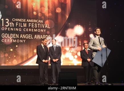 (171102) -- LOS ANGELES, le 2 novembre 2017 -- Stu Levy (front), qui préside le Comité international des producteurs Guild of America (PGA), prononce un discours lors de la cérémonie d'ouverture du 13e Festival du film sino-américain (CAFF), à Los Angeles, aux États-Unis, le 1 novembre 2017. Le 13e CAFF a débuté mercredi au Ricardo Montalban Theater à Hollywood, dans la ville de Los Angeles, à l'ouest des États-Unis. (zcc) États-Unis-LOS ANGELES-CHINE-FILM FESTIVAL GaoxShan PUBLICATIONxNOTxINxCHN Banque D'Images