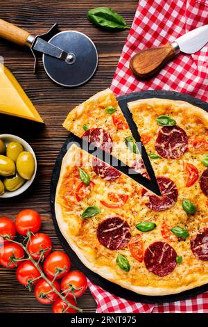 Flat Lay savoureuse composition de pizza Banque D'Images