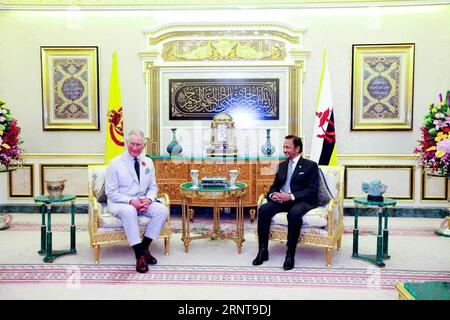 (171102) -- BANDAR SERI BEGAWAN, le 02 novembre 2017 -- le Prince Charles(L) de Grande-Bretagne a rencontré le sultan Haji Hassanal Bolkiah de Brunei à Bandar Seri Begawan, capitale du Brunei, le 2 novembre 2017. Le Prince Charles de Grande-Bretagne est arrivé ici jeudi pour visiter Brunei au cours d'une tournée en Asie du Sud-est. BRUNEI-BANDAR SERI BEGAWAN-ROYALTIES-VISIT XUEXFEI PUBLICATIONXNOTXINXCHN Banque D'Images