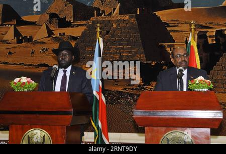 (171102) -- KHARTOUM, 2 novembre 2017 -- le président soudanais Omar al-Bashir (R) et le président sud-soudanais Salva Kiir Mayardit assistent à une conférence de presse à Khartoum, capitale du Soudan, le 2 novembre 2017. Le président sud-soudanais Salva Kiir Mayardit a nié jeudi toute accusation contre son pays de soutien aux groupes armés au Soudan. SOUDAN-KHARTOUM-SOUDAN DU SUD-SOUDAN S OPPOSITION ARMÉE-SOUTIEN-REFUS MOHAMEDXKHIDIR PUBLICATIONXNOTXINXCHN Banque D'Images