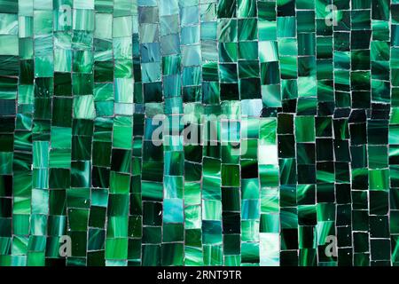 Carrelage de salle de bains en mosaïque verte dégradée Banque D'Images