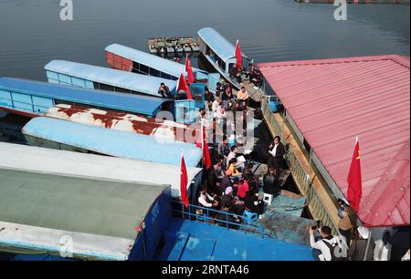 (171103) -- LONGLIN, 3 novembre 2017 -- des villageois assistent à une activité faisant connaître l'esprit du 19e Congrès national du Parti communiste chinois (PCC) dans le canton de Tianshengqiao, dans le comté de Longlin, dans la région autonome de Guangxi Zhuang, dans le sud de la Chine, le 1 novembre 2017. Quelque 100 personnes ont participé à l’activité mercredi. )(MCG) CHINA-GUANGXI-LONGLIN-CPC CONGRÈS NATIONAL-ESPRIT PUBLICITÉ (CN) ZHOUXHUA PUBLICATIONXNOTXINXCHN Banque D'Images