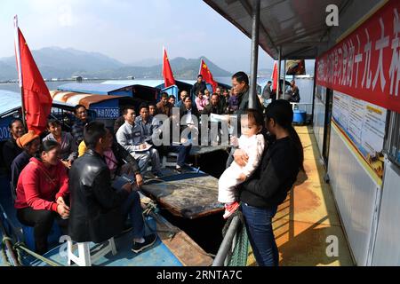 (171103) -- LONGLIN, 3 novembre 2017 -- des villageois assistent à une activité faisant connaître l'esprit du 19e Congrès national du Parti communiste chinois (PCC) dans le canton de Tianshengqiao, dans le comté de Longlin, dans la région autonome de Guangxi Zhuang, dans le sud de la Chine, le 1 novembre 2017. Quelque 100 personnes ont participé à l’activité mercredi. )(MCG) CHINA-GUANGXI-LONGLIN-CPC CONGRÈS NATIONAL-ESPRIT PUBLICITÉ (CN) ZHOUXHUA PUBLICATIONXNOTXINXCHN Banque D'Images