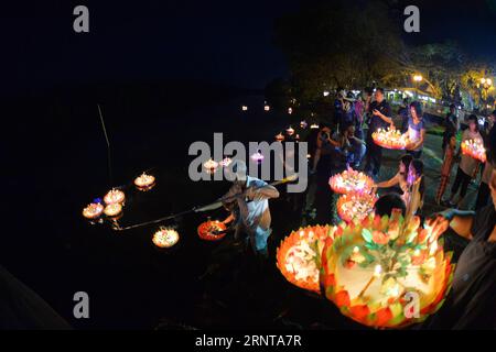 (171103) -- BANDAR SERI BEGAWAN , 03 novembre 2017 -- des expatriés thaïlandais et des Brunéis libèrent des lanternes à eau à Bandar Seri Begawan, capitale du Brunei, le 3 novembre 2017. Le Festival traditionnel de la Thaïlande Loi Krathong ou le Festival de l'eau est venu le vendredi. Environ 300 personnes, y compris les expatriés thaïlandais vivant à Brunei et quelques Brunéis ont libéré des lanternes d'eau pour la paix et la chance.) BRUNEI-BANDAR SERI BEGAWAN-THAÏLANDE-LANTERNE D'EAU JEFFREYXWONG PUBLICATIONXNOTXINXCHN Banque D'Images