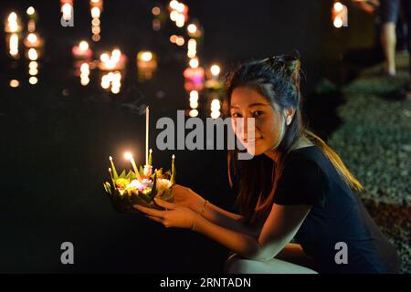 (171103) -- BANDAR SERI BEGAWAN , 03 novembre 2017 -- Une dame tient une lanterne à Bandar Seri Begawan, capitale du Brunei, 3 novembre 2017. Le Festival traditionnel de la Thaïlande Loi Krathong ou le Festival de l'eau est venu le vendredi. Environ 300 personnes, y compris les expatriés thaïlandais vivant à Brunei et quelques Brunéis ont libéré des lanternes d'eau pour la paix et la chance.) BRUNEI-BANDAR SERI BEGAWAN-THAÏLANDE-LANTERNE D'EAU JEFFREYXWONG PUBLICATIONXNOTXINXCHN Banque D'Images