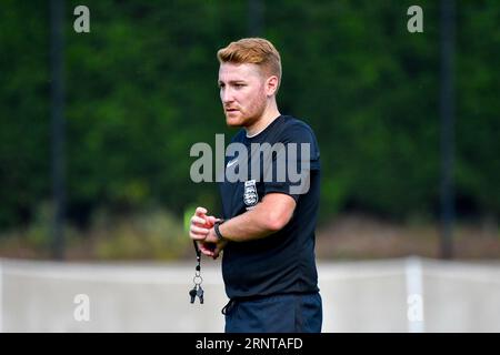 Swansea, pays de Galles. 2 septembre 2023. Arbitre de match William Payne lors du match de la coupe de la Ligue de développement professionnel des moins de 18 ans entre Swansea City et Cardiff City à la Swansea City Academy à Swansea, pays de Galles, Royaume-Uni le 2 septembre 2023. Crédit : Duncan Thomas/Majestic Media/Alamy Live News. Banque D'Images