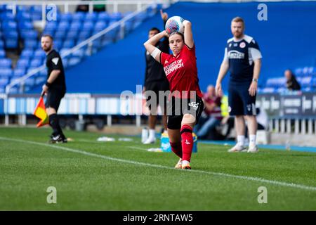 Beth Roe (Charlton Athletic 22) prend un coup d'envoi lors du match du championnat de football américain Barclays entre Reading et Charlton Athletic au Select car Leasing Stadium à Londres, en Angleterre. (Liam Asman/SPP) crédit : SPP Sport Press photo. /Alamy Live News Banque D'Images