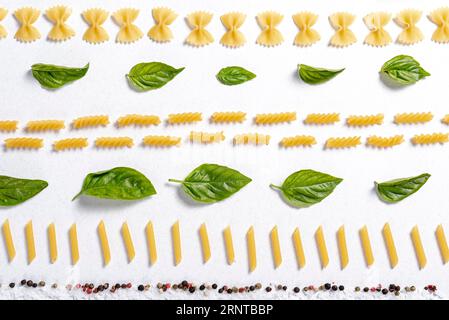 Vue de dessus arrangement de pâtes fusilli farfalle penne Banque D'Images