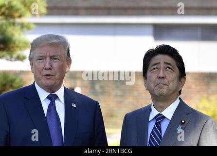 (171105) -- TOKYO, 5 novembre 2017 () -- le président américain Donald Trump (à gauche) rencontre le Premier ministre japonais Shinzo Abe à son arrivée au Kasumigaseki Country Club à Kawagoe, près de Tokyo, Japon, le 5 novembre 2017.()(yk) JAPON-TOKYO-U.S.-POLITICS Xinhua PUBLICATIONxNOTxINxCHN Banque D'Images