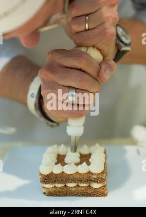 (171106) -- TRÉVISE, le 6 novembre 2017 -- Un concurrent fait un tiramisu lors de la coupe du monde Tiramisu à Trévise, Italie, le 5 novembre 2017. La coupe du monde de tiramisu 2017 a eu lieu dans et autour de la ville italienne du nord de Trévise les 4 et 5 novembre, avec 720 chefs non professionnels en compétition pour le meilleur tiramisu du monde. )(zcc) ITALIE-TRÉVISE-TIRAMISU-COUPE DU MONDE JinxYu PUBLICATIONxNOTxINxCHN Banque D'Images