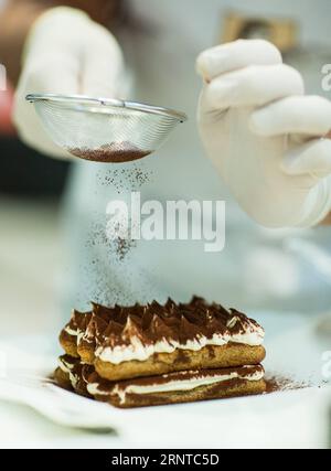 (171106) -- TRÉVISE, le 6 novembre 2017 -- Un concurrent fait un tiramisu lors de la coupe du monde Tiramisu à Trévise, Italie, le 5 novembre 2017. La coupe du monde de tiramisu 2017 a eu lieu dans et autour de la ville italienne du nord de Trévise les 4 et 5 novembre, avec 720 chefs non professionnels en compétition pour le meilleur tiramisu du monde. )(zcc) ITALIE-TRÉVISE-TIRAMISU-COUPE DU MONDE JinxYu PUBLICATIONxNOTxINxCHN Banque D'Images