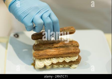 (171106) -- TRÉVISE, le 6 novembre 2017 -- Un concurrent fait un tiramisu lors de la coupe du monde Tiramisu à Trévise, Italie, le 5 novembre 2017. La coupe du monde de tiramisu 2017 a eu lieu dans et autour de la ville italienne du nord de Trévise les 4 et 5 novembre, avec 720 chefs non professionnels en compétition pour le meilleur tiramisu du monde. )(zcc) ITALIE-TRÉVISE-TIRAMISU-COUPE DU MONDE JinxYu PUBLICATIONxNOTxINxCHN Banque D'Images