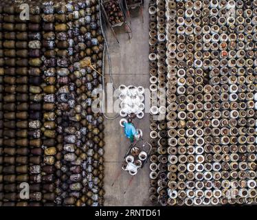 (171107) -- SHAOXING, 7 novembre 2017 -- Un ouvrier transporte des pots de vin dans une usine de vin de riz à Shaoxing, dans la province du Zhejiang de l'est de la Chine, 7 novembre 2017. Avec l'arrivée du début de l'hiver le 7 novembre, terme solaire sur le calendrier lunaire chinois traditionnel, la brassage du vin de riz dans la ville de Shaoxing a commencé. Le vin de riz est une industrie pilier à Shaoxing, où 74 entreprises de vin de riz et plus de 11 000 travailleurs produisent plus de 600 000 tonnes de vin de riz chaque année. Le vin de riz ici est exporté vers plus de 40 pays et régions, et la technique de brassage a été répertoriée comme l'un des cu immatériel national Banque D'Images