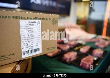 (171107) -- OMAHA, 7 novembre 2017 -- la photo prise le 1 novembre 2017 montre les étiquettes chinoises et anglaises sur des boîtes de bœuf emballé à la société Greater Omaha à Omaha, aux États-Unis. Bien qu’elle soit la maison de l’investisseur milliardaire américain Warren Buffett, Omaha était peu connue des Chinois il y a quelques mois. Mais maintenant, cette ville dans l'état du Nebraska Midwest est sur le point de devenir un nom familier en Chine depuis que sa société Greater Omaha Packing a envoyé environ 40 boîtes de ses produits en Chine le 14 juin, peu de temps après que les États-Unis et la Chine ont conclu un accord pour rouvrir les marchés chinois pour le bœuf américain en tant que pa Banque D'Images