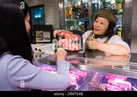 (171107) -- SHANGHAI, 7 novembre 2017 -- une photo prise le 3 novembre 2017 montre un travailleur introduisant du bœuf importé des États-Unis à un client, dans un supermarché de Shanghai, dans l'est de la Chine. Bien qu’elle soit la maison de l’investisseur milliardaire américain Warren Buffett, Omaha était peu connue des Chinois il y a quelques mois. Mais maintenant, cette ville dans l'état du Nebraska Midwest est sur le point de devenir un nom familier en Chine depuis que sa société Greater Omaha Packing a envoyé environ 40 boîtes de ses produits en Chine le 14 juin, peu de temps après que les États-Unis et la Chine ont conclu un accord pour rouvrir les marchés chinois aux États-Unis Banque D'Images