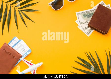 Flat Lay passeports argent avec billets d'avion figurine Banque D'Images