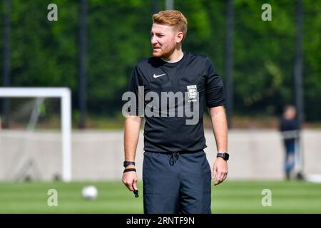 Swansea, pays de Galles. 2 septembre 2023. Arbitre de match William Payne lors du match de la coupe de la Ligue de développement professionnel des moins de 18 ans entre Swansea City et Cardiff City à la Swansea City Academy à Swansea, pays de Galles, Royaume-Uni le 2 septembre 2023. Crédit : Duncan Thomas/Majestic Media/Alamy Live News. Banque D'Images