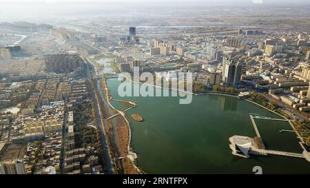 (171109) -- KASHGAR, 9 novembre 2017 -- une photo aérienne prise le 8 novembre 2017 montre une vue de Kashgar, dans la région autonome ouïgoure du Xinjiang du nord-ouest de la Chine.) (Ry) CHINA-XINJIANG-KASHGAR-SCENERY (CN) HuxHuhu PUBLICATIONxNOTxINxCHN Banque D'Images