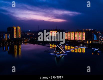 (171109) -- KASHGAR, 9 novembre 2017 -- une photo aérienne prise le 7 novembre 2017 montre la vue nocturne du parc Donghu à Kashgar, dans la région autonome ouïgoure du Xinjiang du nord-ouest de la Chine. (Ry) CHINA-XINJIANG-KASHGAR-SCENERY (CN) JiangxWenyao PUBLICATIONxNOTxINxCHN Banque D'Images