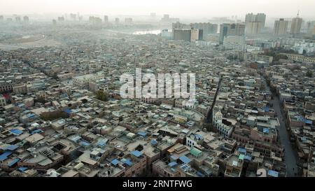 (171109) -- KASHGAR, 9 novembre 2017 -- une photo aérienne prise le 7 novembre 2017 montre le paysage de la vieille ville de Kashgar, dans la région autonome ouïgoure du Xinjiang du nord-ouest de la Chine.) (Ry) CHINA-XINJIANG-KASHGAR-SCENERY (CN) HuxHuhu PUBLICATIONxNOTxINxCHN Banque D'Images