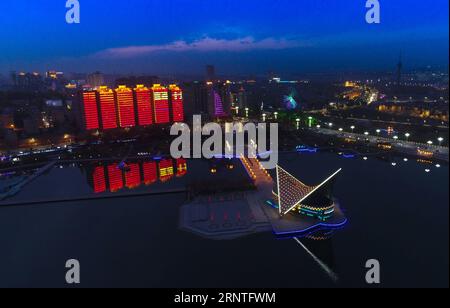 (171109) -- KASHGAR, 9 novembre 2017 -- une photo aérienne prise le 7 novembre 2017 montre la vue nocturne du parc Donghu à Kashgar, dans la région autonome ouïgoure du Xinjiang du nord-ouest de la Chine. (Ry) CHINA-XINJIANG-KASHGAR-SCENERY (CN) XingxGuangli PUBLICATIONxNOTxINxCHN Banque D'Images