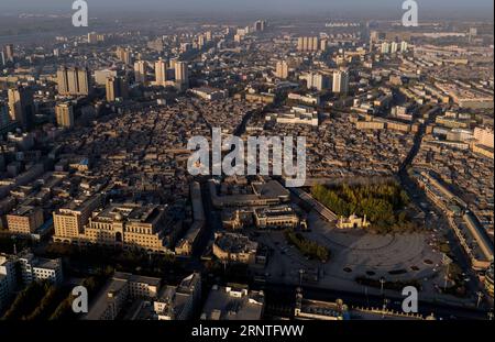 (171109) -- KASHGAR, 9 novembre 2017 -- une photo aérienne prise le 7 novembre 2017 montre le paysage de la ville de Kashgar, dans la région autonome ouïgoure du Xinjiang du nord-ouest de la Chine.) (Ry) CHINA-XINJIANG-KASHGAR-SCENERY (CN) JiangxWenyao PUBLICATIONxNOTxINxCHN Banque D'Images