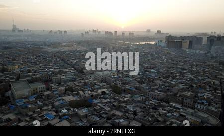 (171109) -- KASHGAR, 9 novembre 2017 -- une photo aérienne prise le 7 novembre 2017 montre le paysage de la vieille ville de Kashgar, dans la région autonome ouïgoure du Xinjiang du nord-ouest de la Chine.) (Ry) CHINA-XINJIANG-KASHGAR-SCENERY (CN) HuxHuhu PUBLICATIONxNOTxINxCHN Banque D'Images