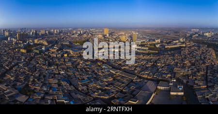 (171109) -- KASHGAR, 9 novembre 2017 -- une photo aérienne prise le 7 novembre 2017 montre le paysage de la vieille ville de Kashgar, dans la région autonome ouïgoure du Xinjiang du nord-ouest de la Chine.) (Ry) CHINA-XINJIANG-KASHGAR-SCENERY (CN) ShenxBohan PUBLICATIONxNOTxINxCHN Banque D'Images