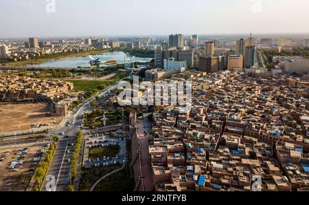 (171109) -- KASHGAR, 9 novembre 2017 -- une photo aérienne prise le 22 octobre 2017 montre le paysage de la ville de Kashgar, dans la région autonome ouïgoure du Xinjiang du nord-ouest de la Chine.) (Ry) CHINA-XINJIANG-KASHGAR-SCENERY (CN) JiangxWenyao PUBLICATIONxNOTxINxCHN Banque D'Images