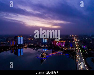 (171109) -- KASHGAR, 9 novembre 2017 -- une photo aérienne prise le 7 novembre 2017 montre la vue nocturne du parc Donghu à Kashgar, dans la région autonome ouïgoure du Xinjiang du nord-ouest de la Chine. (Ry) CHINA-XINJIANG-KASHGAR-SCENERY (CN) ShenxBohan PUBLICATIONxNOTxINxCHN Banque D'Images