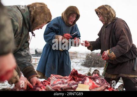 (171109) -- SALEKHARD (RUSSIE), 9 novembre 2017 -- des hommes Nenets partagent de la viande crue fraîche de renne dans leur camp, à environ 200 km de Salekhard, Russie, le 5 novembre 2017. Les Nenets sont un peuple indigène du nord de la Russie arctique. Selon le dernier recensement de 2010, il y a environ 45 000 000 Nenets en Fédération de Russie, la plupart vivant dans l ' Okrug autonome Yamalo-Nenets et l ' Okrug autonome Nenets. (Whw) RUSSIE-SALEKHARD-VIE QUOTIDIENNE-NENETS BaixXueqi PUBLICATIONxNOTxINxCHN Banque D'Images