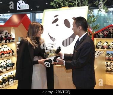 (171110) -- PÉKIN, 10 novembre 2017 -- la première dame des États-Unis Melania Trump (L) reçoit une poupée panda géant lors de sa visite à l'enclos du panda géant au zoo de Pékin, capitale de la Chine, le 10 novembre 2017.) (Ry) CHINE-PÉKIN-États-Unis-MELANIA TRUMP-VISIT (CN) PangxXinglei PUBLICATIONxNOTxINxCHN Banque D'Images