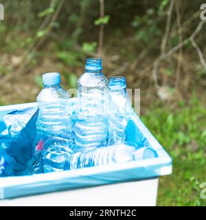 TrashCan avec des déchets en plastique à l'extérieur Banque D'Images