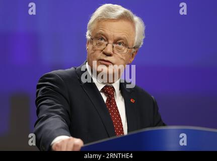 (171110) -- BRUXELLES, 10 novembre 2017 -- le secrétaire d État britannique à la sortie de l Union européenne David Davis s exprime lors d une conférence de presse avec le négociateur en chef de l Union européenne sur le Brexit Michel Barnier (non vu) à la fin du sixième cycle de négociations sur les pourparlers sur le Brexit à la Commission européenne à Bruxelles, Belgique, le 10 novembre 2017. )(axy) BELGIQUE-BRUXELLES-BREXIT TALKS-SIXIÈME CONFÉRENCE DE PRESSE YexPingfan PUBLICATIONxNOTxINxCHN Banque D'Images