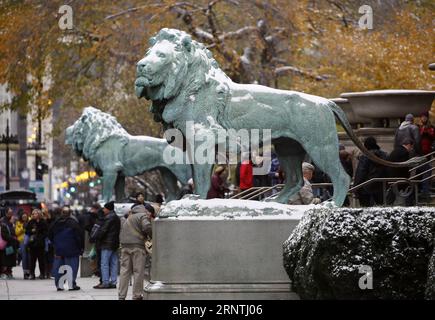 (171111) -- CHICAGO, le 11 novembre 2017 -- Une paire de lions de bronze est recouverte de neige devant le Chicago Art Institute à Chicago, aux États-Unis, le 10 novembre 2017. La région de Chicago a vu sa première chute de neige en cet hiver vendredi. ) (Jmmn) U.S.-CHICAGO-WEATHER-SNOWFALL WangxPing PUBLICATIONxNOTxINxCHN Banque D'Images