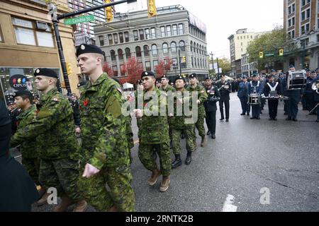 (171112) -- VANCOUVER, le 12 novembre 2017 -- des membres des Forces canadiennes défilent lors d'une cérémonie du jour du souvenir à Vancouver, Canada, le 11 novembre 2017. ) (yk) CANADA-VANCOUVER-JOUR DU SOUVENIR LiangxSen PUBLICATIONxNOTxINxCHN Banque D'Images