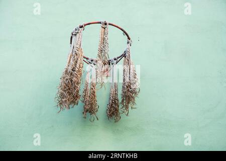 Panier de basket cassé sur un mur de maison Banque D'Images