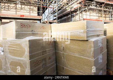 Pile de panneaux isolants en laine minérale sur un chantier de construction Banque D'Images