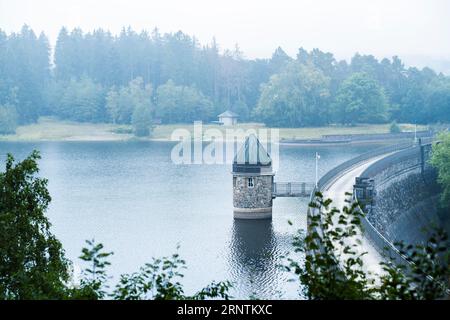 Mur du barrage de Dreilaegerbach près de Roetgen dans le brouillard, Roetgen, Allemagne Banque D'Images