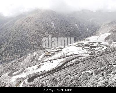 (171113) -- DAOCHENG, 13 novembre 2017 -- la photo prise le 5 novembre 2017 montre le village enneigé de Yading dans la réserve naturelle de Yading, dans le comté de Daocheng de la préfecture autonome tibétaine de Garze, dans le sud-ouest de la Chine, dans la province du Sichuan. Yading est une réserve nationale célèbre pour ses abondantes ressources naturelles. C'est un sanctuaire de montagne et un important site de pèlerinage tibétain comprenant des montagnes, avec le plus haut sommet à 6 032 mètres au-dessus du niveau de la mer.) (wyl) CHINA-SICHUAN-DAOCHENG-VIEWS (CN) JiangxHongjing PUBLICATIONxNOTxINxCHN Banque D'Images