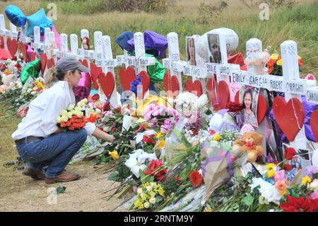 (171113) -- SUTHERLAND SPRINGS, 13 novembre 2017 -- Une femme dépose des fleurs sur un site commémoratif pour les victimes tuées dans une fusillade de masse dans une église de Sutherland Springs, Texas, États-Unis, le 12 novembre 2017. Un tireur a tué 26 personnes et en a blessé 20 autres dans l’église le 5 novembre. L'église a ouvert au public dimanche soir en souvenir des victimes. (djj) U.S.-SUTHERLAND SPRING-SHOOTING-DEUIL LiuxLiwei PUBLICATIONxNOTxINxCHN Banque D'Images