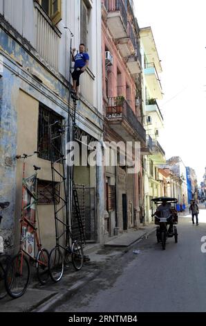 (171113) -- LA HAVANE, le 13 novembre 2017 -- Felix Guirola monte sur son vélo géant à la Havane, Cuba, le 11 novembre 2017. Felix Guirola n’a pas peur des hauteurs car il parcourt les rues de la Havane sur un vélo unique de 4 mètres. Guirola a remodelé plusieurs vélos depuis août 1981, date à laquelle il pédalait sur un vélo de 2 mètres lors de carnavals dans la ville centrale de Cuba de Ciego de Avila, où il est né il y a 52 ans. Guirola affirme que de 1987 à 2004, il a détenu le record du monde du vélo le plus haut, mais que seuls ses voisins de Ciego de Avila connaissaient ses réalisations. (DJJ) CUBA-HAVANA-GIANT BICYCLE-FEATURE Banque D'Images