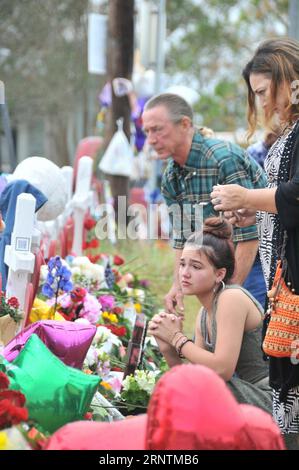 (171113) -- SUTHERLAND SPRINGS, 13 novembre 2017 -- des gens pleurent devant un site commémoratif pour les victimes tuées dans une fusillade massive dans une église de Sutherland Springs, Texas, États-Unis, le 12 novembre 2017. Un tireur a tué 26 personnes et en a blessé 20 autres dans l’église le 5 novembre. L'église a ouvert au public dimanche soir en souvenir des victimes. (djj) U.S.-SUTHERLAND SPRING-SHOOTING-DEUIL LiuxLiwei PUBLICATIONxNOTxINxCHN Banque D'Images