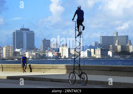 (171113) -- LA HAVANE, le 13 novembre 2017 -- Felix Guirola monte sur son vélo géant à la Havane, Cuba, le 11 novembre 2017. Felix Guirola n’a pas peur des hauteurs car il parcourt les rues de la Havane sur un vélo unique de 4 mètres. Guirola a remodelé plusieurs vélos depuis août 1981, date à laquelle il pédalait sur un vélo de 2 mètres lors de carnavals dans la ville centrale de Cuba de Ciego de Avila, où il est né il y a 52 ans. Guirola affirme que de 1987 à 2004, il a détenu le record du monde du vélo le plus haut, mais que seuls ses voisins de Ciego de Avila connaissaient ses réalisations. (DJJ) CUBA-HAVANA-GIANT BICYCLE-FEATURE JOA Banque D'Images