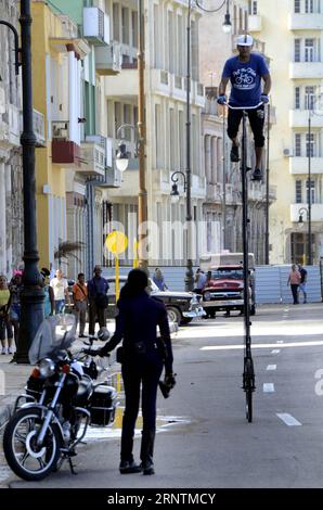 (171113) -- LA HAVANE, le 13 novembre 2017 -- Felix Guirola monte sur son vélo géant à la Havane, Cuba, le 11 novembre 2017. Felix Guirola n’a pas peur des hauteurs car il parcourt les rues de la Havane sur un vélo unique de 4 mètres. Guirola a remodelé plusieurs vélos depuis août 1981, date à laquelle il pédalait sur un vélo de 2 mètres lors de carnavals dans la ville centrale de Cuba de Ciego de Avila, où il est né il y a 52 ans. Guirola affirme que de 1987 à 2004, il a détenu le record du monde du vélo le plus haut, mais que seuls ses voisins de Ciego de Avila connaissaient ses réalisations. (DJJ) CUBA-HAVANA-GIANT BICYCLE-FEATURE JOA Banque D'Images