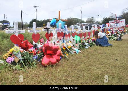 (171113) -- SUTHERLAND SPRINGS, 13 novembre 2017 -- Une femme dépose des fleurs sur un site commémoratif pour les victimes tuées dans une fusillade de masse dans une église de Sutherland Springs, Texas, États-Unis, le 12 novembre 2017. Un tireur a tué 26 personnes et en a blessé 20 autres dans l’église le 5 novembre. L'église a ouvert au public dimanche soir en souvenir des victimes. (djj) U.S.-SUTHERLAND SPRING-SHOOTING-DEUIL LiuxLiwei PUBLICATIONxNOTxINxCHN Banque D'Images