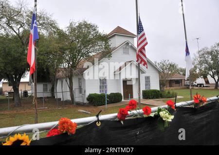 (171113) -- SUTHERLAND SPRINGS, 13 novembre 2017 -- l'église où une fusillade de masse a eu lieu est vue à Sutherland Springs, Texas, États-Unis, le 12 novembre 2017. Un tireur a tué 26 personnes et en a blessé 20 autres dans l’église le 5 novembre. L'église a ouvert au public dimanche soir en souvenir des victimes. (djj) U.S.-SUTHERLAND SPRING-SHOOTING-DEUIL LiuxLiwei PUBLICATIONxNOTxINxCHN Banque D'Images