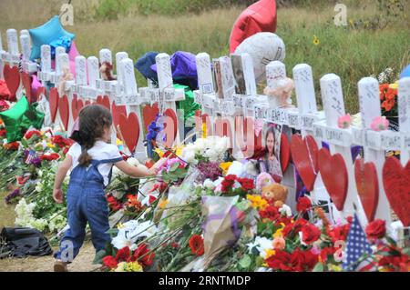 (171113) -- SUTHERLAND SPRINGS, 13 novembre 2017 -- Une fille dépose des fleurs sur un site commémoratif pour les victimes tuées dans une fusillade de masse dans une église de Sutherland Springs, Texas, États-Unis, le 12 novembre 2017. Un tireur a tué 26 personnes et en a blessé 20 autres dans l’église le 5 novembre. L'église a ouvert au public dimanche soir en souvenir des victimes. (djj) U.S.-SUTHERLAND SPRING-SHOOTING-DEUIL LiuxLiwei PUBLICATIONxNOTxINxCHN Banque D'Images